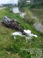 Veículo pega fogo durante retirada do rio em Brusque - 1