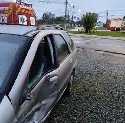 Colisão entre dois carros deixa feridos em rotatória de Gaspar - 1