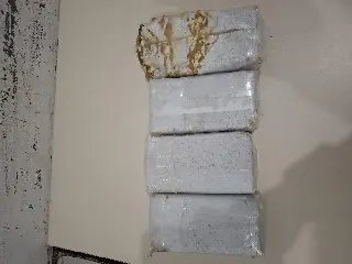 Suspeitos jogam pacotes de droga pela janela durante fuga na BR-101 - 1