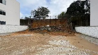 (VÍDEO) Moradores cobram solução após muro de 6 metros desabar em condomínio - 4
