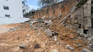 (VÍDEO) Moradores cobram solução após muro de 6 metros desabar em condomínio - 7