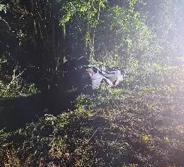 Carro sai da pista e condutor é lançado para fora do veículo - 1
