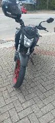 Motocicleta bate na lateral de carro durante conversão no Maluche - 1