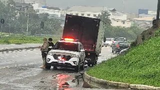 Colisão entre caminhões deixa homem ferido na Beira Rio - 3