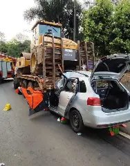 Motorista fica preso às ferragens após carro entrar embaixo de caminhão - 1