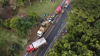 Motorista fica preso às ferragens após carro entrar embaixo de caminhão - 3