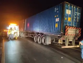 Caminhão bate em outro e motorista fica ferido  - 1