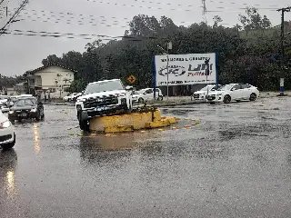 Carro sobe em canteiro no bairro Imigrantes - 1