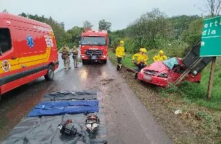 Casal morre preso às ferragens após acidente em SC - 1