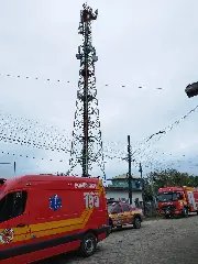 Homem sobe em torre de 35 metros após uso de drogas e bebidas - 2