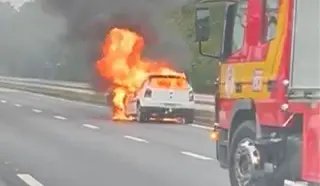 Veículo fica destruído após incêndio em avenida movimentada - 2