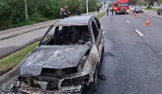 Veículo fica destruído após incêndio em avenida movimentada - 1