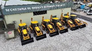Seis novas retroescavadeiras são entregues à Secretaria de Obras - 1