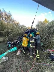 Motorista morre após caminhão cair de ponte e ficar submerso - 2