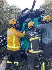 Motorista morre após caminhão cair de ponte e ficar submerso - 1