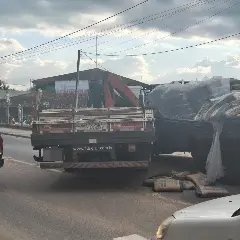 Caminhões batem em Brusque e carga de cimento se espalha na rodovia - 1