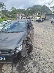 Gol invade pista contrária e provoca acidente em Brusque - 1