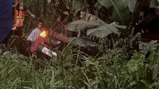 (URGENTE) Carro cai na ribanceira e deixa vítima presa às ferragens no Souza Cruz - 2