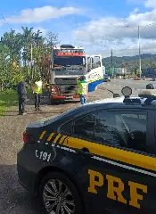 Homem usando capacete é flagrado dirigindo carreta sem para brisa - 1
