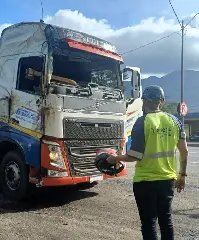 Homem usando capacete é flagrado dirigindo carreta sem para brisa - 2