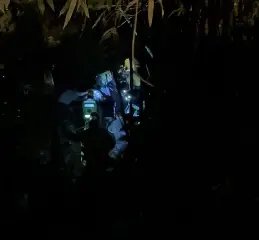 Homem fica preso às ferragens após carro cair em ribanceira de 30 metros - 1