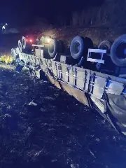 Caminhão capota na BR-470 e motorista morre preso às ferragens - 1