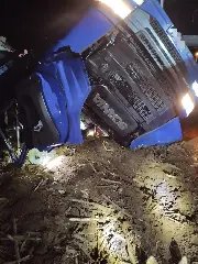 Caminhão capota na BR-470 e motorista morre preso às ferragens - 2