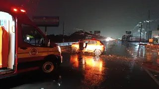 Motorista aquaplana e colide contra guard rail na Antônio Heil - 1