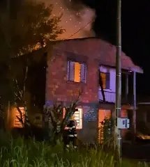 Imagem de Nossa Senhora Aparecida permanece intacta após incêndio em residência - 2