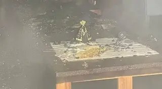 Imagem de Nossa Senhora Aparecida permanece intacta após incêndio em residência - 1