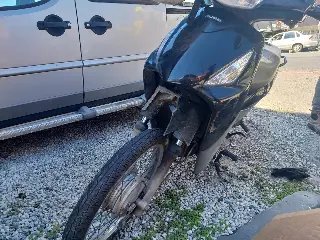 (VÍDEO) Motociclista fica ferido em colisão com caminhão na Antônio Heil - 2
