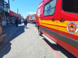 (VÍDEO) Motociclista fica ferido em colisão com caminhão na Antônio Heil - 3