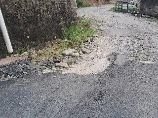 (VÍDEO) “Nem caminhão de lixo passa”: morador relata problemas em rua do Azambuja - 1