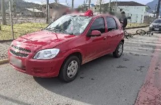 Ciclista fica ferido após colisão com carro - 1