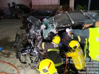 Colisão grave entre caminhonete e caminhão deixa feridos na Rodovia Antônio Heil - 3