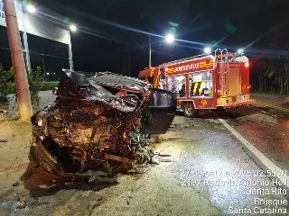 Colisão grave entre caminhonete e caminhão deixa feridos na Rodovia Antônio Heil - 1