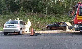 Batida entre carros termina em duas mortes e deixa feridos - 2