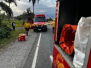 Bombeiros socorrem motorista que caiu com carro na ribanceira, em Gaspar - 1