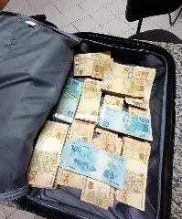 PRF encontra R$ 123 mil em carro após fuga em alta velocidade - 1