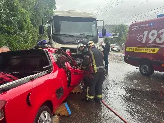 Motorista fica preso às ferragens em colisão frontal - 1