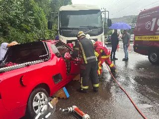 Motorista fica preso às ferragens em colisão frontal - 2