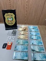 Jovem de 23 anos é preso com drogas e R$ 13 mil em Brusque - 1