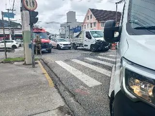 (VÍDEO) Carro e caminhão colidem no Centro de Brusque - 1