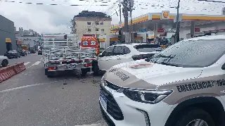 (VÍDEO) Carro e caminhão colidem no Centro de Brusque - 3
