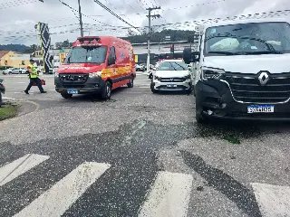 (VÍDEO) Carro e caminhão colidem no Centro de Brusque - 4