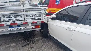 (VÍDEO) Carro e caminhão colidem no Centro de Brusque - 2
