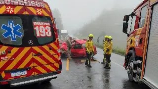 Pai morre e filho fica ferido após grave acidente ente carro e caminhão - 1