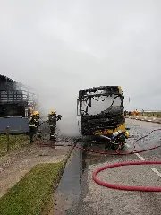 Monitora retira crianças antes de ônibus escolar incendiar - 2