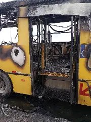 Monitora retira crianças antes de ônibus escolar incendiar - 4