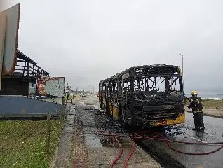 Monitora retira crianças antes de ônibus escolar incendiar - 1